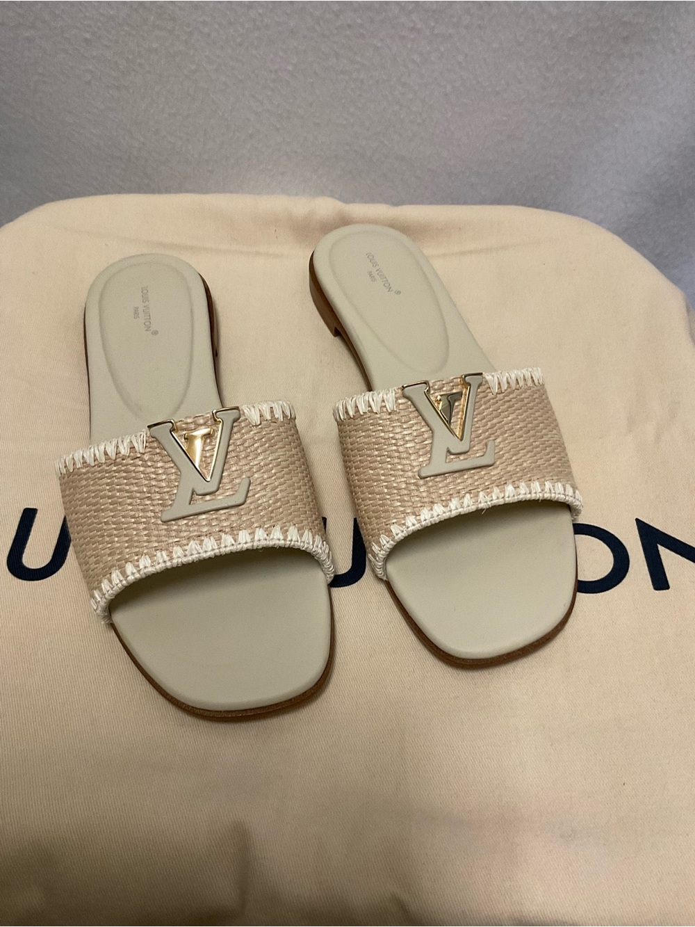 Louis Vuitton Mare Natural Flat Mule In Raffia with LV Logo - Picture 3 of 7
